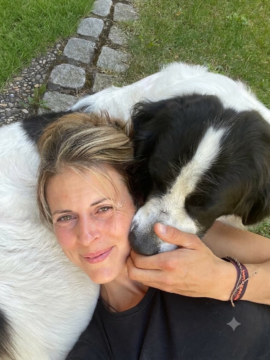 Leonie Kastner-Mircetic mit ihrem Hund in der Natur
